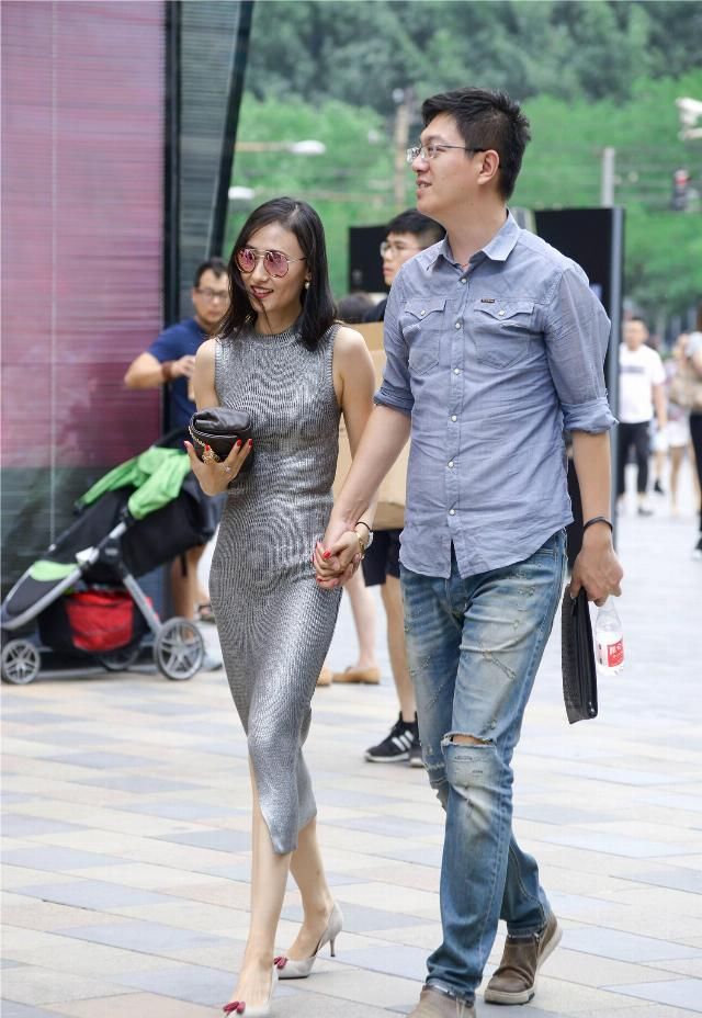  显身■光面的无袖背心连衣裙，显身型曲线图，配搭高跟鞋子更烘托气场