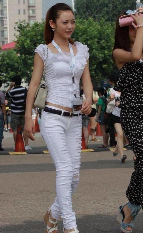 白色休闲裤, 小姐姐的穿着让人陶醉, 网友: 身材相当好！