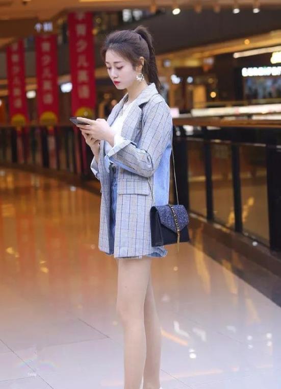  风范|街拍：明眸善睐的美女，一件黑色上衣配浅色牛仔裤，时尚气质风范