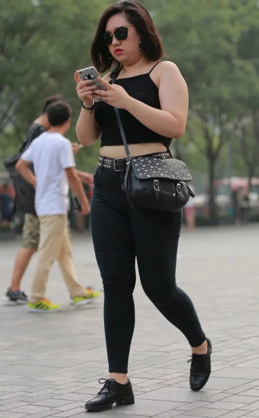 膀大腰圆的小姐姐身穿紧身裤，这丰乳肥臀适合你的口味吗