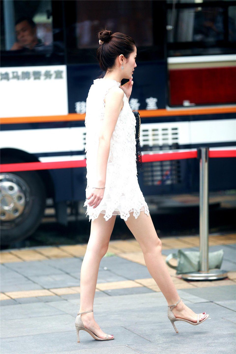 小姐姐蕾丝白短裙搭配高跟凉鞋，秀出美腿美脚