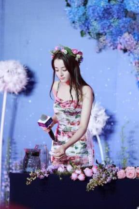 关晓彤迪丽热巴一袭黑色抹胸裙上身，身材惊艳众人，网友：这次终