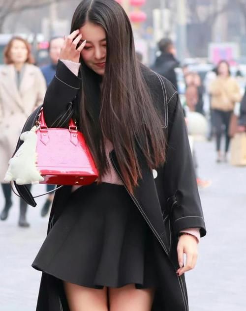  『粉色』街拍：姿色天然的美女，一条粉色的吊带连衣裙，时尚女神气质迷人