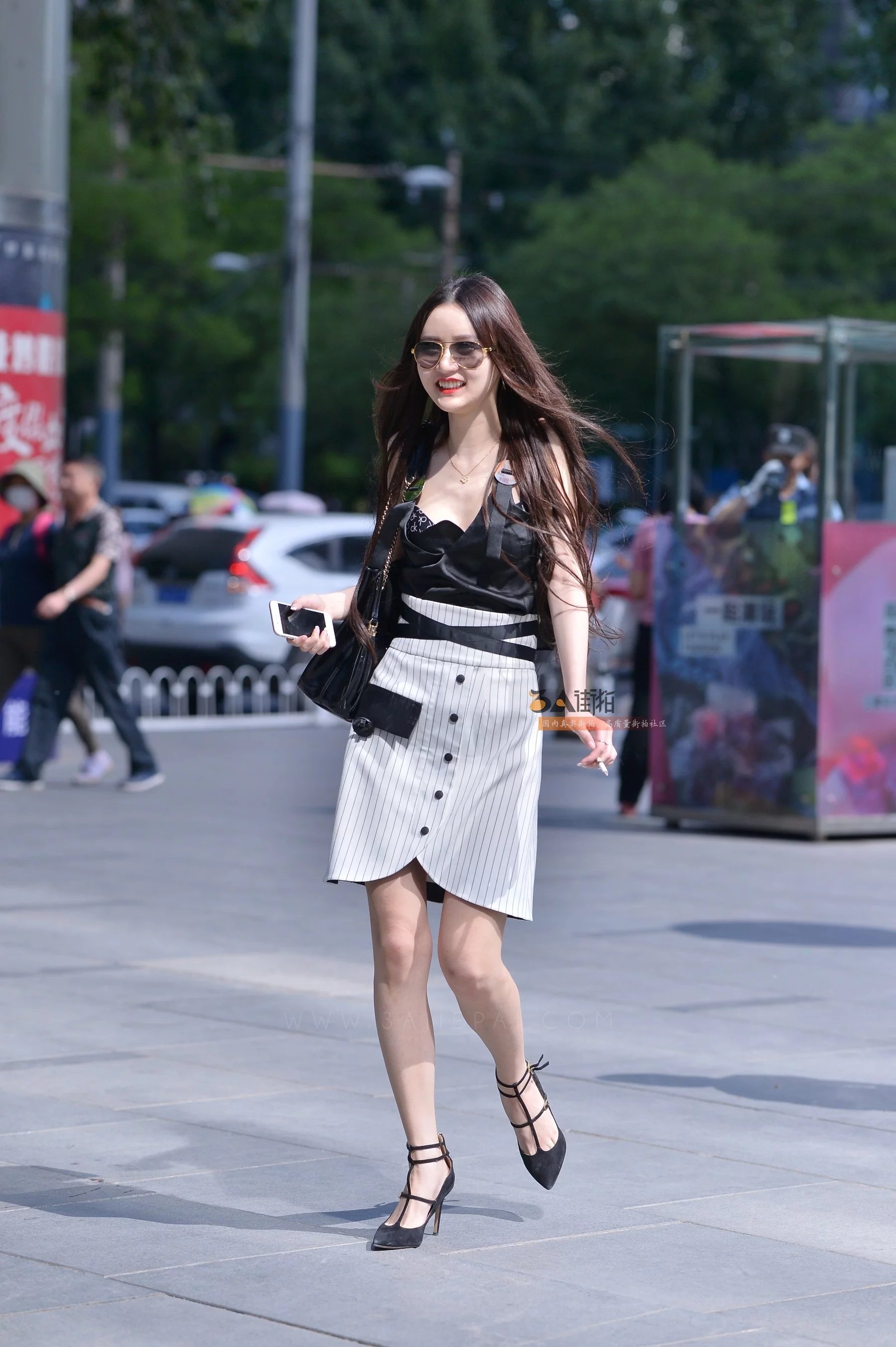气质小姐姐身材深V体恤搭配短裙，大秀丰满的上围十分性感，吸睛