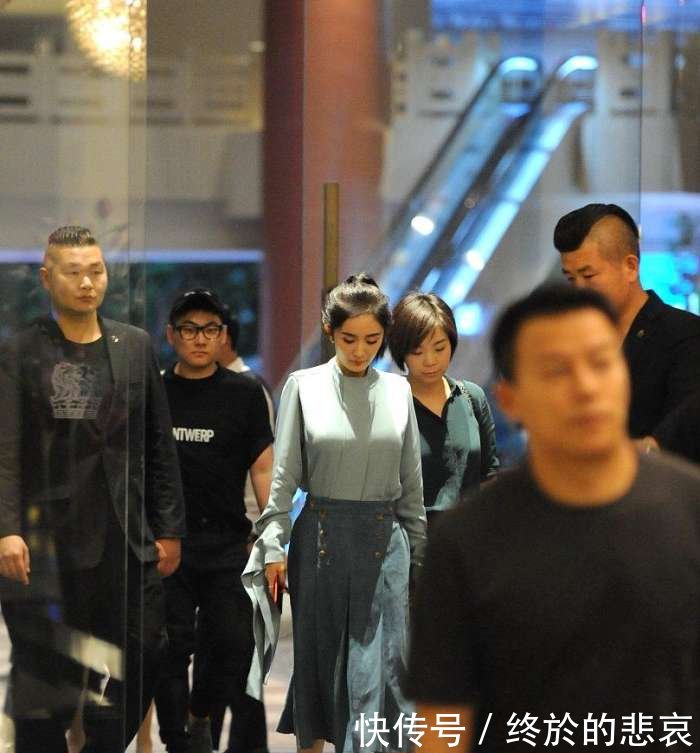 杨幂现身酒店街拍, 穿中裙秀上围吸晴, 网友: 这次穿的很是大幂幂