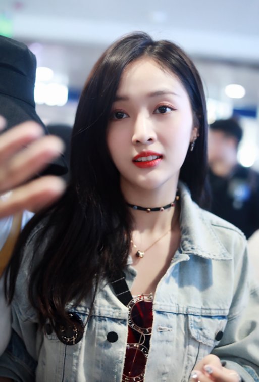 火箭少女吴宣仪穿红色连衣裙秀性感翘臀，网友:身材是真心好!