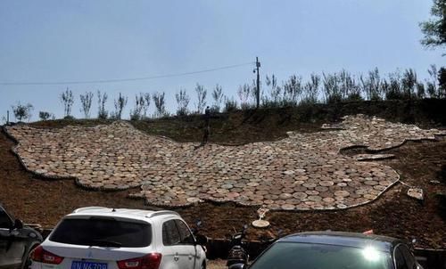 村民收集数百块石磨，拼出巨幅“中国地图，长50米宽30米