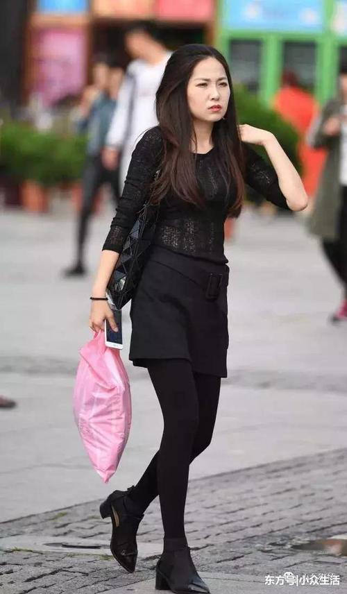 街拍路人：紧身裤让女人不自觉头上扬，加点小高傲更有魅力