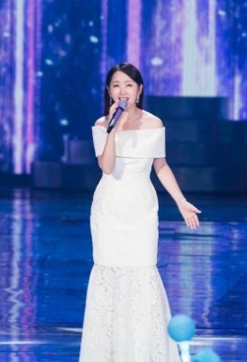 杨钰莹全身上下只穿一件西装就出门?网友:你不是清纯玉女吗?