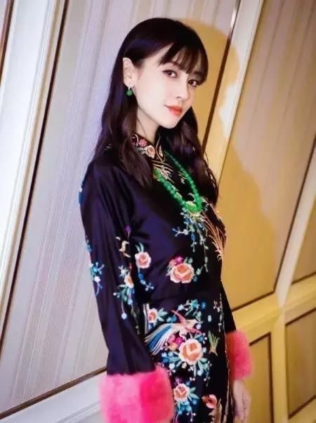 杨颖和刘诗诗同穿旗袍，网友：旗袍还可以这么穿？