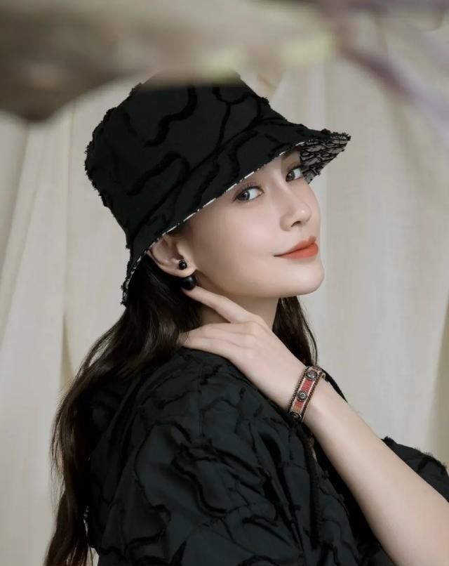  [少女]Angelababy少女感太强,羊绒羔外套搭配牛仔蓝渔夫帽,软萌又可爱