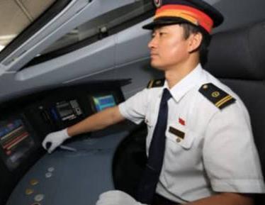  高铁@高铁司机全程不能离开驾驶室，那他们要怎么上厕所今天算明