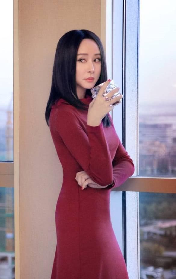 39岁胡静玩起下衣失踪一点不输19岁少女，大长腿胜过关晓彤！