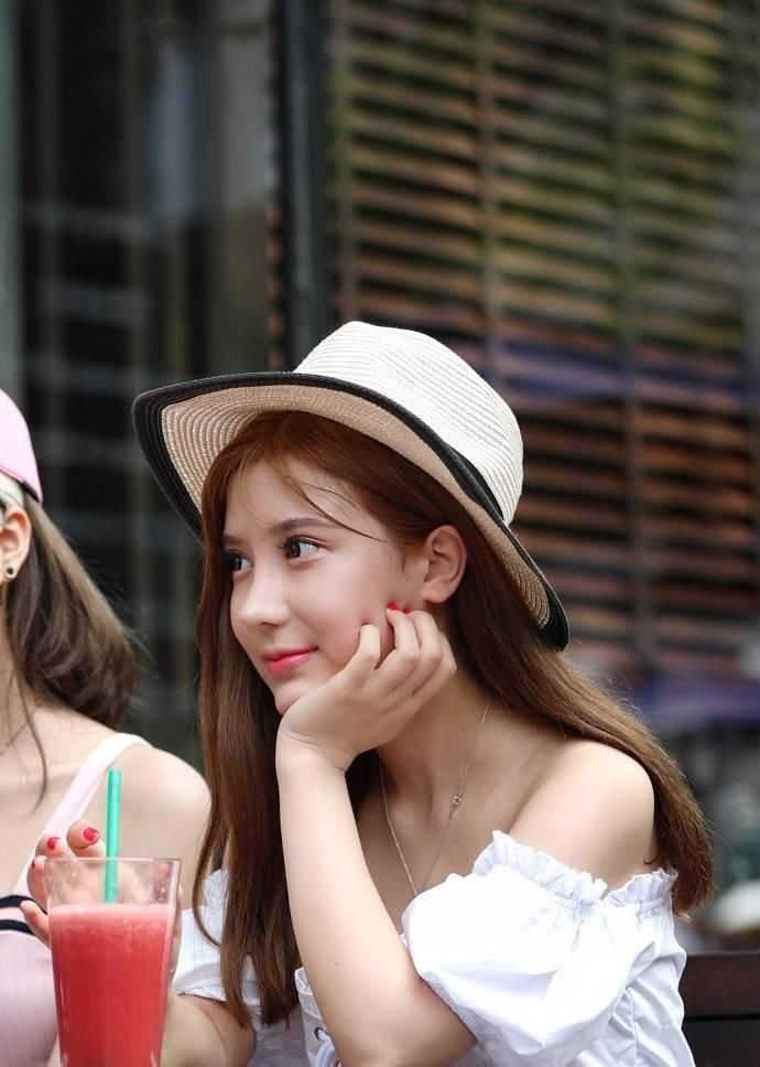 街拍：大街上的美女，多少都是需要装饰，精雕细琢的。