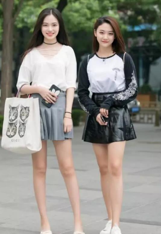 「气质」街拍:艳冶柔媚的小美女,白色短袖配卡其色半身裙,时尚气质