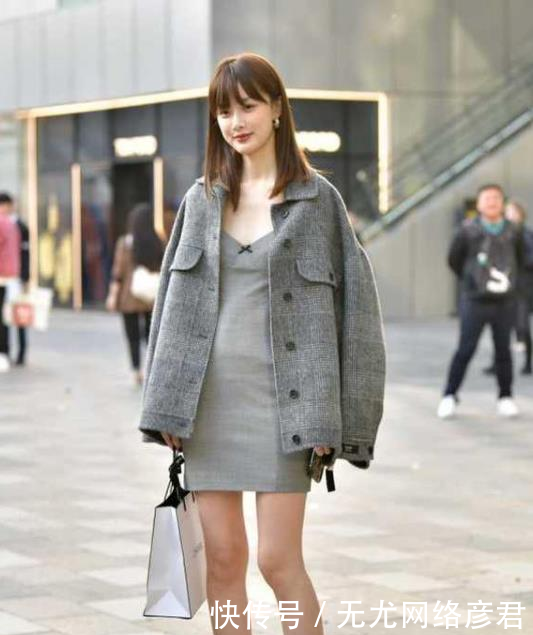 气质@街拍:明眸善睐的小姐姐,一条浅蓝色的连衣裙,时尚气质女神范