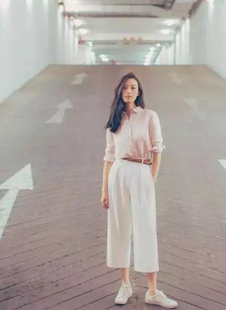 赵薇穿宽松短裤现身机场，网友直呼:美回瘦回当年的小燕子了