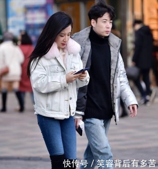  「时尚」街拍：占尽风流的小姐姐，一条拼接的吊带连衣裙，时尚魅力气息