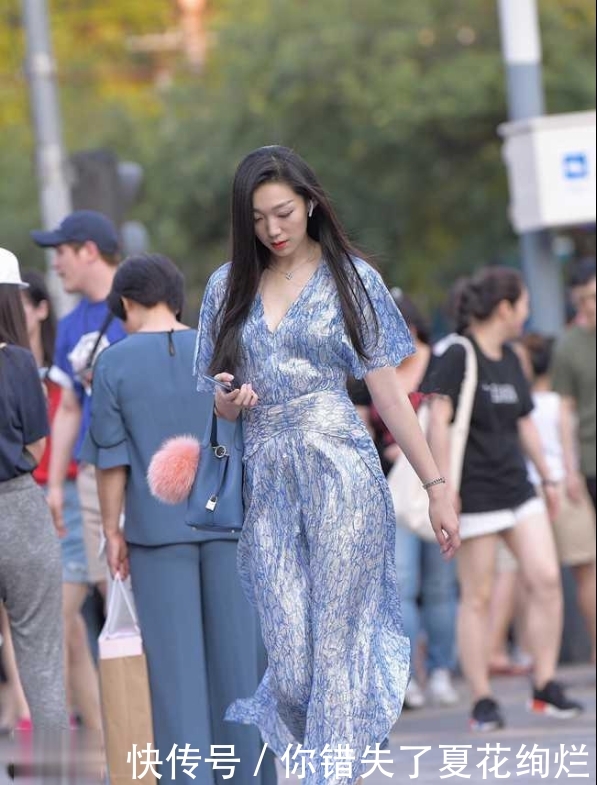 简直@阿姨年纪也大了,穿一层布料设计单薄裙子,简直是仙女下凡吧?