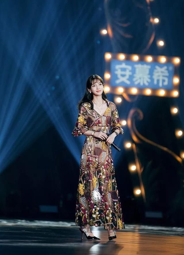 Angelababy穿Dior裙在跑男正经唱歌