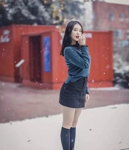  #下雪天#街拍：下雪天看美腿，会不会有点冷？