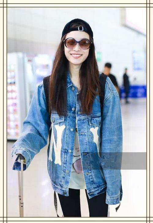 倪妮机场搞怪，反戴棒球帽嘟嘴卖萌心情好，网友：井柏然尴尬了！