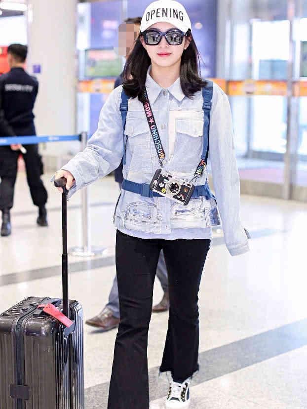 张含韵亮相机场，最大的亮点不是她的腿，而是她的“相机”!