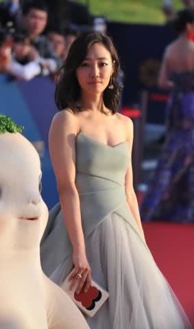 白百何出席活动照，中间深深一条缝没有沟，网友：没钱弄发型了吗