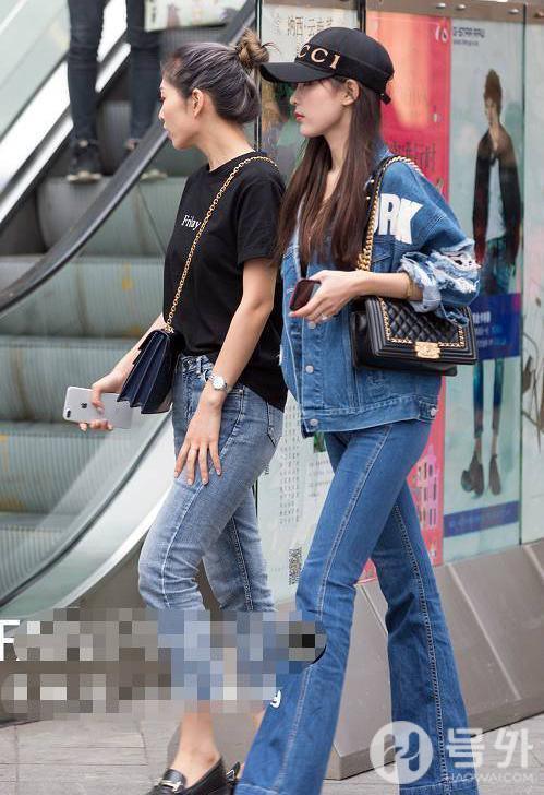 穿牛仔裤去逛街的小姐姐们，增加青春活力的魅力身姿