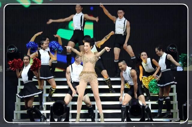 被莫文蔚的身材惊艳到了！全身穿的就只能遮住重点，时髦到家了！