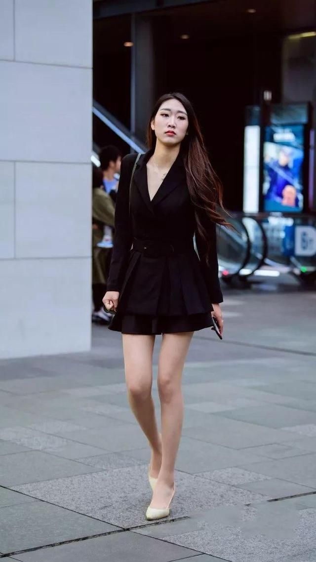 路人街拍：很有气质的长腿美女，让人想拜倒在短裙之下
