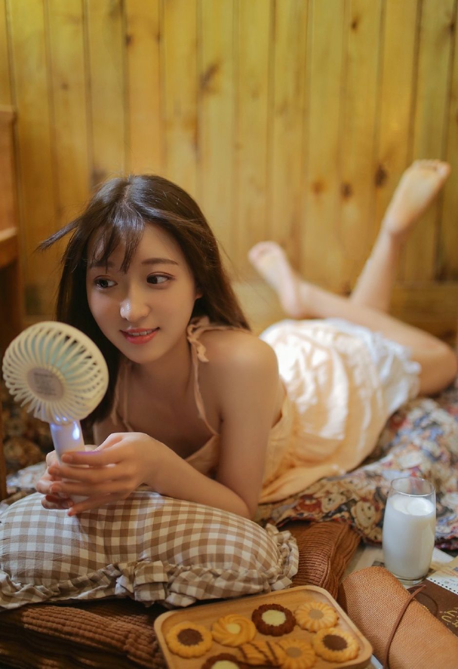 白皙肌肤小清新，萝莉美女看书写真图片