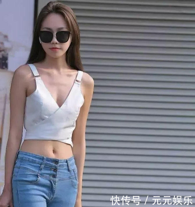 时尚御姐出游,紧身牛仔裤双腿修长,吊带透视装霸气外漏