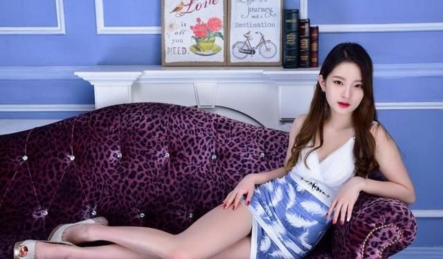 连衣裙显傲人身材,秀出好身型