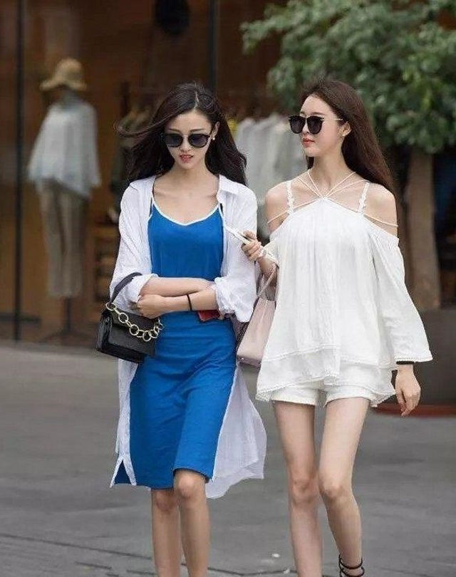 小姐姐|路人街拍,美女穿青色的吊带连衣裙,尽显优雅魅力
