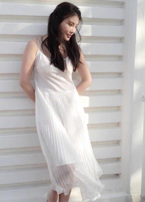 徐冬冬不愧是大嫂，塑料都穿出了性感，难以找到第二个了！