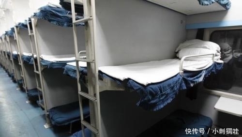 在火车上铺睡觉时,为何要头朝向过道乘务员说出原因,句句真理！