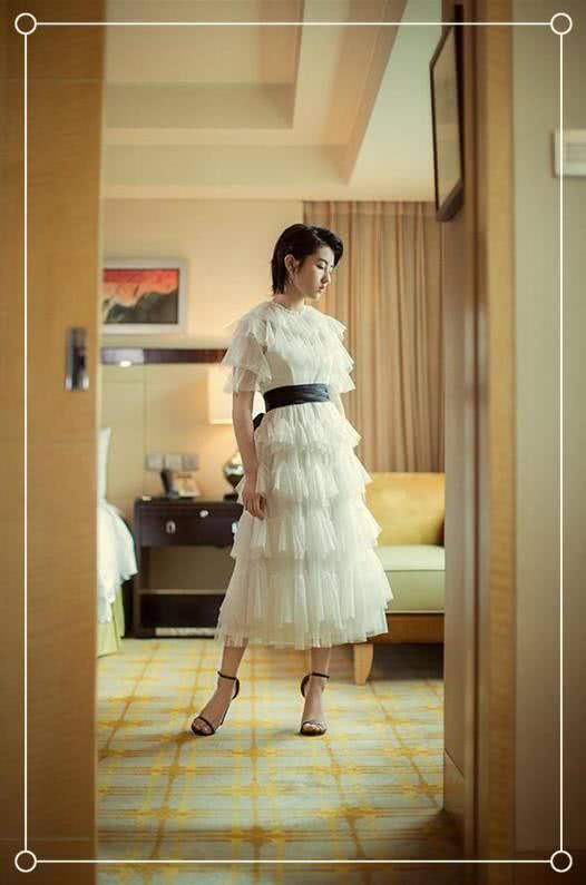 当21岁关晓彤和17岁张子枫同穿白裙，网友:这气质差距岂止4岁?