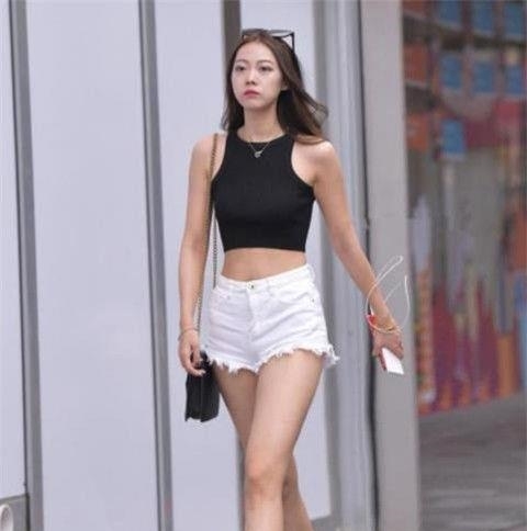 线条@塑造腿部线条，风哥街拍：温婉可人的美女