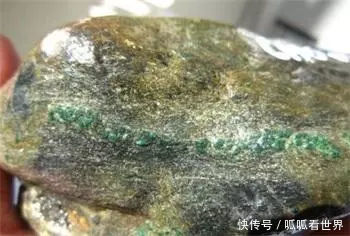  「大叔」农民大叔深山挖出块石头坚称是翡翠，不小心磕掉一块，