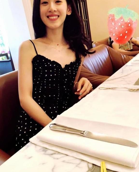 章泽天身穿波点吊带裙似少女，网友：这身材真是太棒了！