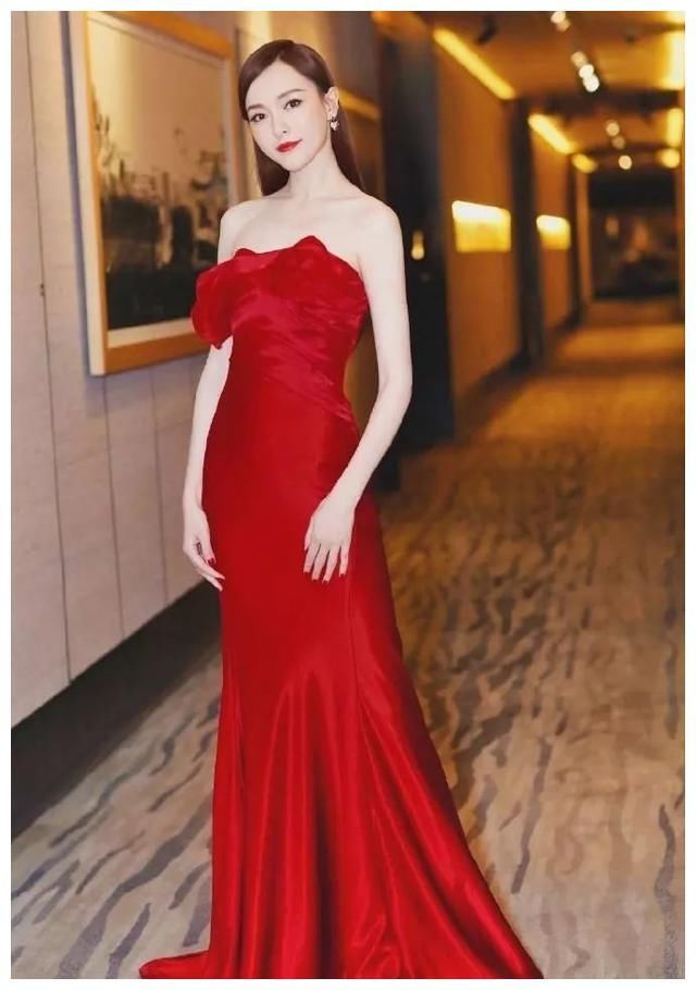 中美法女星抹胸长裙秀身材，网友:差距太明显