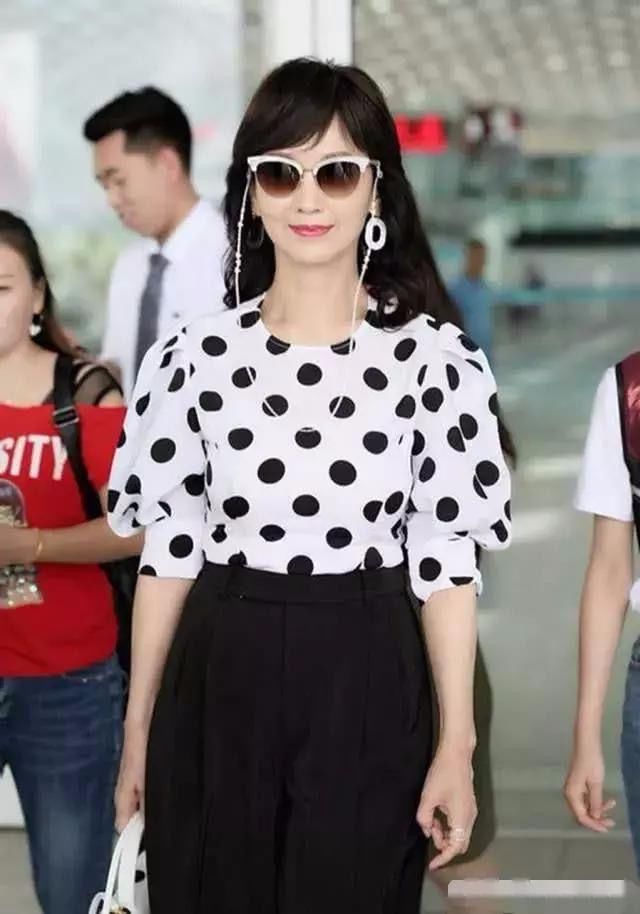 63岁赵雅芝裙子俏皮减龄，可惜脚上的鞋子暴露年龄！