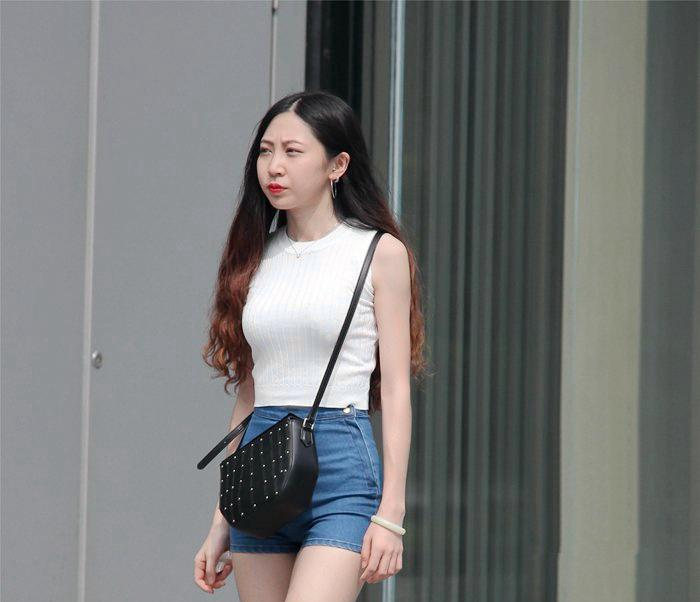 美女街拍， 身材不瘦的女生不用怕 ，更显成熟大方之美