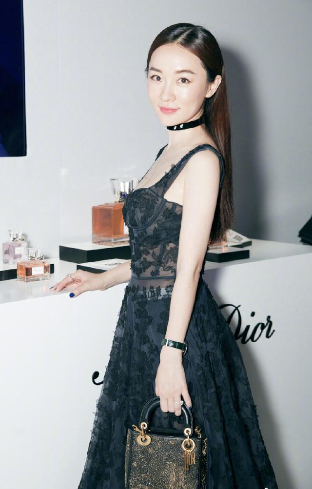 霍思燕身穿条纹衬衫+牛仔裤，气场全开，网友：15cm高跟鞋太抢镜