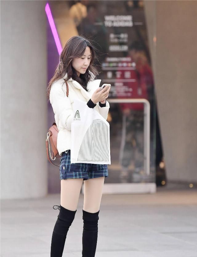 『美女』美女街拍:红色的连衣裙真的是特别漂亮,显得皮肤很白皙