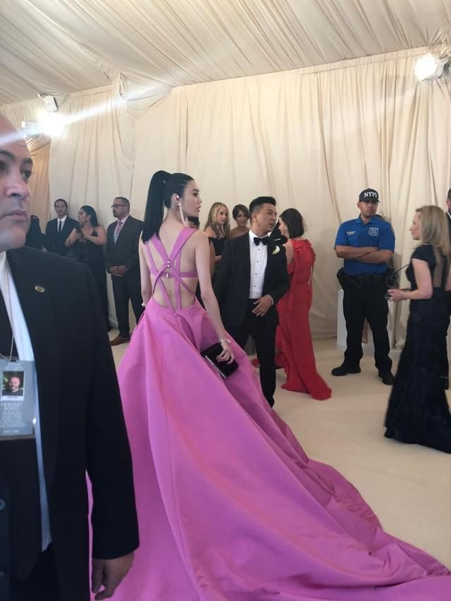 奚梦瑶吊带裙穿到腰就断开了，好身材藏不住，网友：这腿我服了！