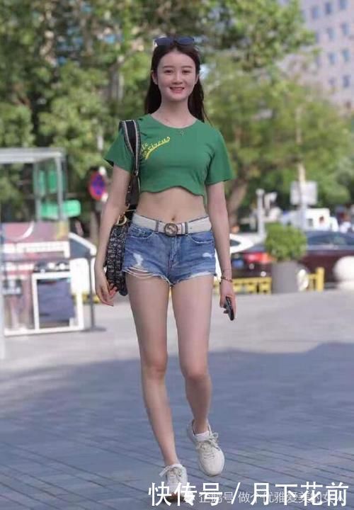  『女人味』小姐姐的牛仔短裤能秀长腿，也能秀马甲线，让我意外的是这样更有女人味了