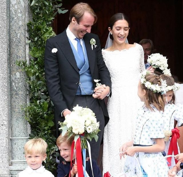 德国王子浪漫婚礼，王室名流齐聚，新娘一字肩婚纱太美，堪比梅根