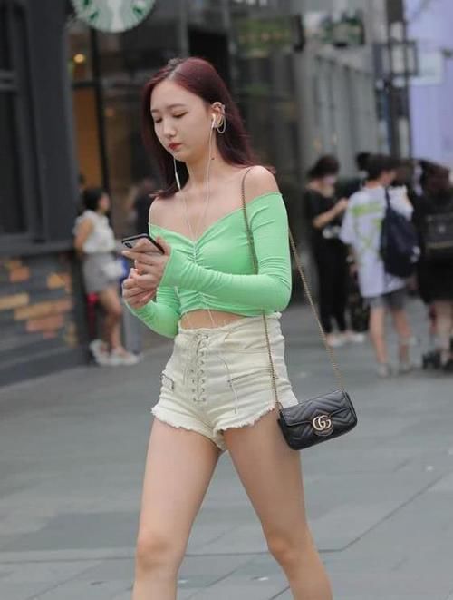  #毛绒#街拍：皮肤白皙的美女，一件白色毛绒外套配百褶裙，时尚气质高雅